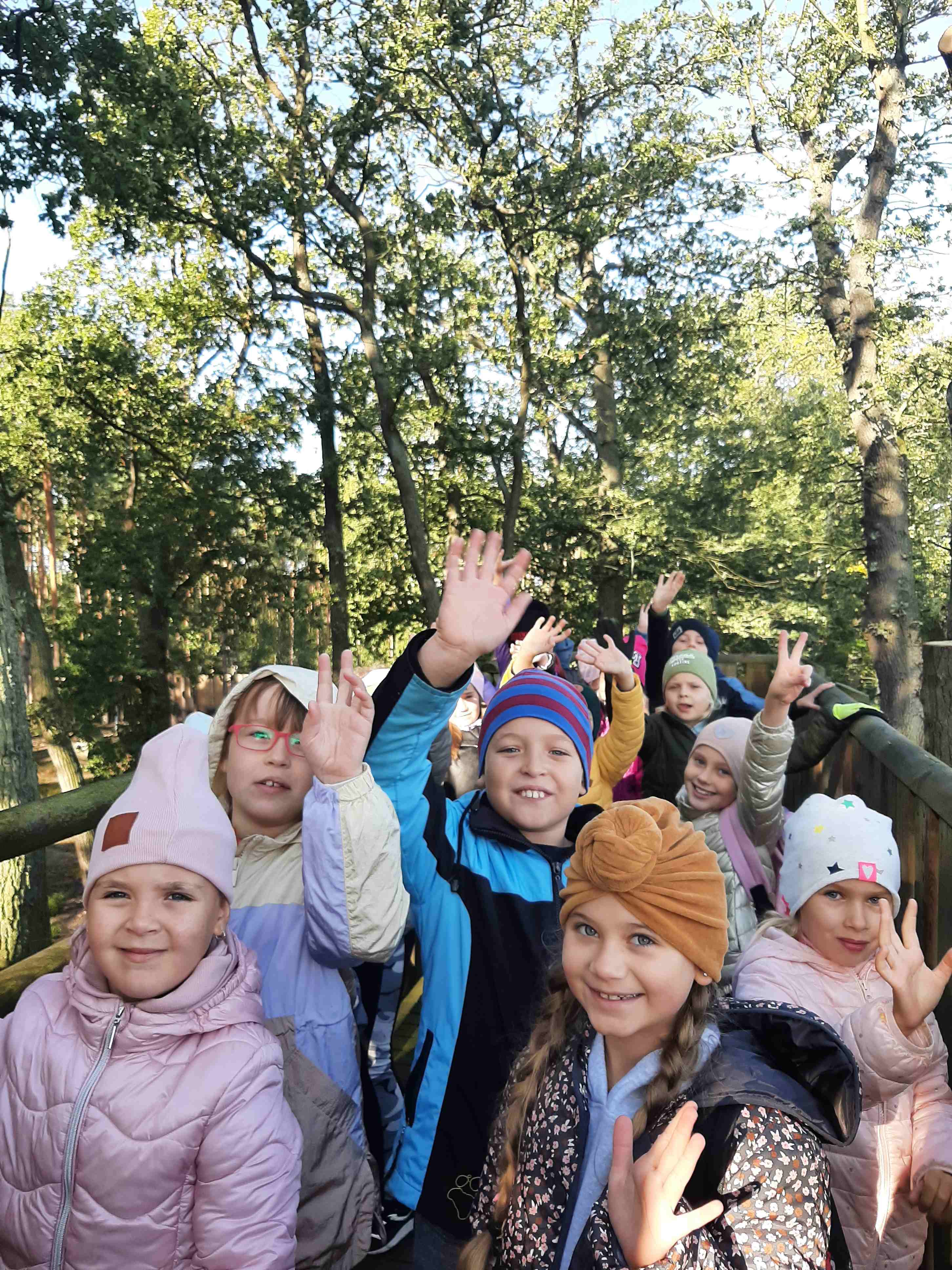 Dzieci na wycieczce do lasu