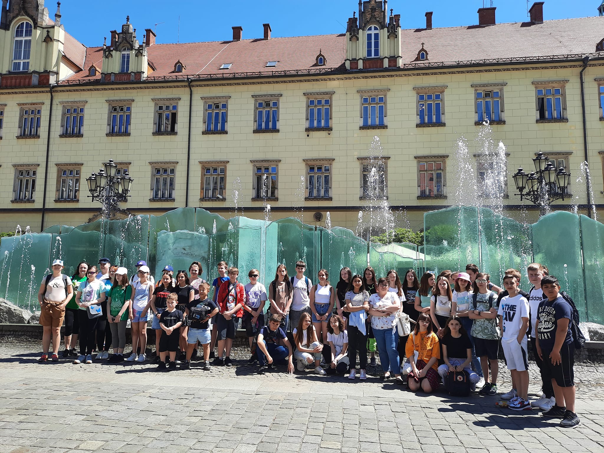Uczestnicy wycieczki do Wrocławia pozują do wspólnego zdjęcia
