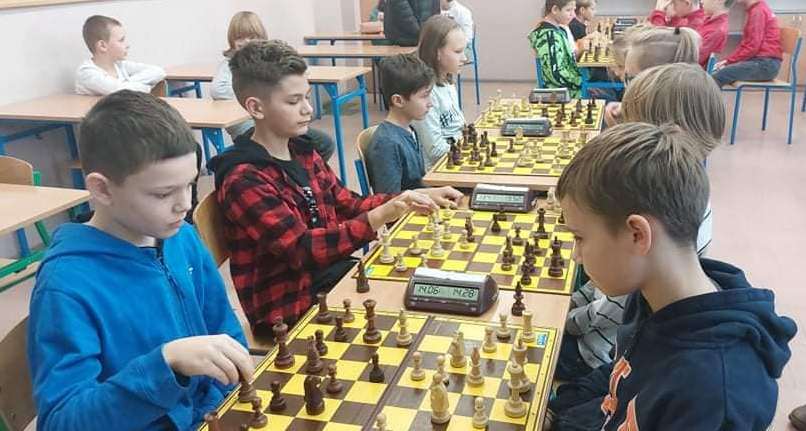 Dzieci grające w szachy