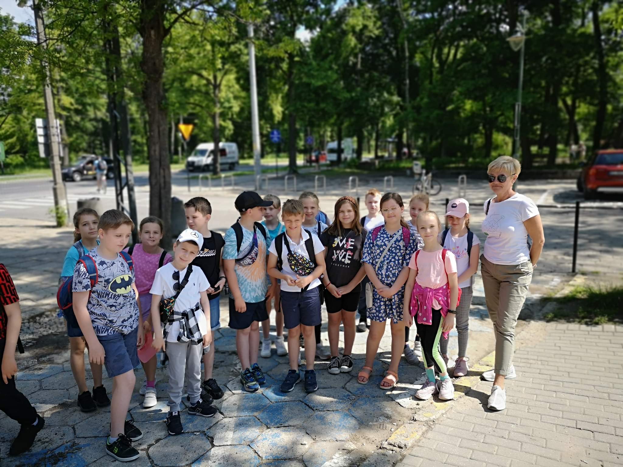 Grupa dzieci pozuje podczas wycieczki do Łodzi